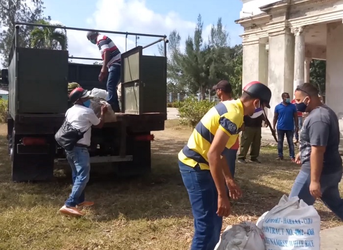 Campesinos en Santiago de Cuba donan alimento a centros de aislamiento