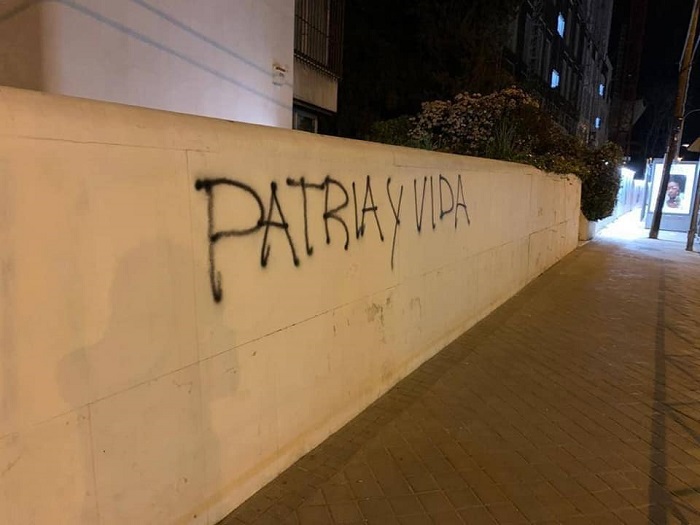 Escriben “Patria y Vida” frente al consulado cubano en Madrid
