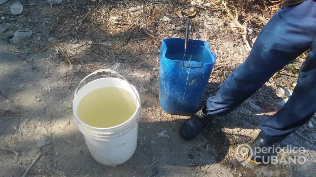 Guantanameros sin servicio de agua potable se abastecen de un río contaminado, (Foto: Periódico Cubano)