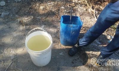 Guantanameros sin servicio de agua potable se abastecen de un río contaminado, (Foto: Periódico Cubano)