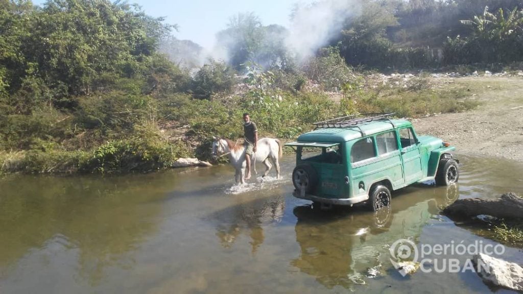 Guantanameros sin servicio de agua potable se abastecen de un río contaminado, (Foto: Periódico Cubano)