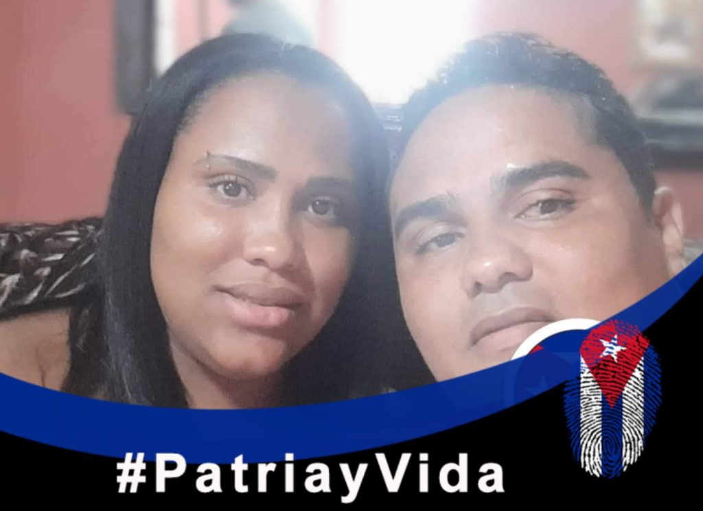 Policía cubana citación activista opositor Esteban Rodríguez y su esposa