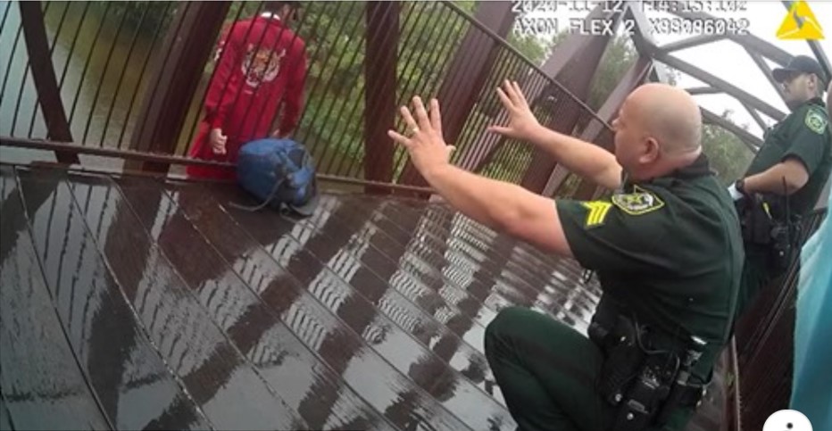 Se hace viral video rescate policía hombre intentó suicidarse Florida