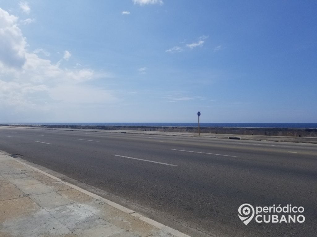 Cierran el tránsito en el Malecón de La Habana por mantenimientos hidráulicos