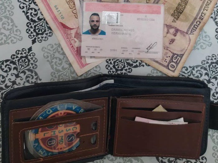 Joven de Matanzas busca al dueño de una billetera con 200 pesos