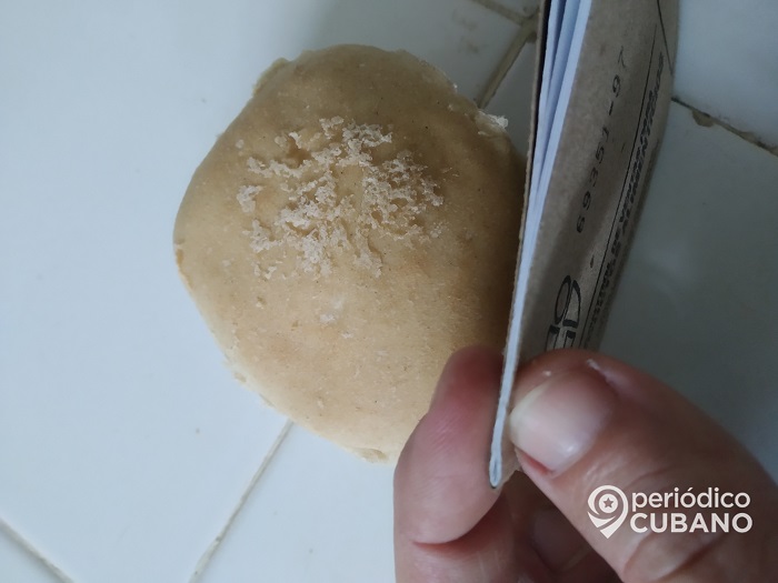 Mira lo que encontraron en un pan vendido en Las Tunas… ¡Asqueroso!