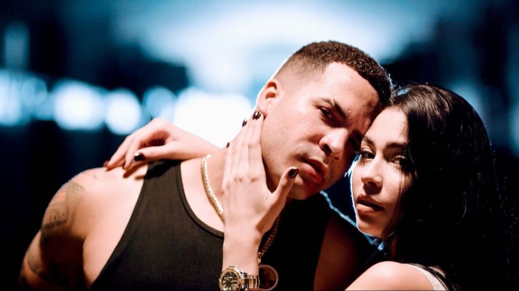 Yomil estrena Cuéntale, el primer videoclip junto a su novia Daniela Reyes