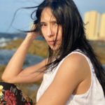 Yuliet Cruz posa frente al mar