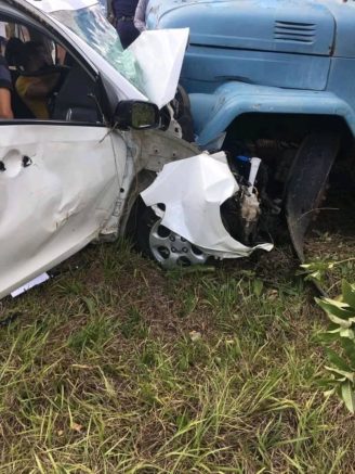 Camión impacta frontalmente contra auto en la carretera central de Holguín (3)
