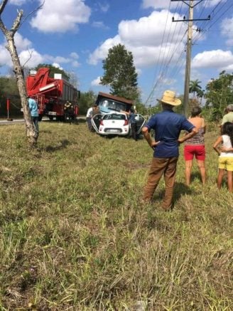 Camión impacta frontalmente contra auto en la carretera central de Holguín (4)