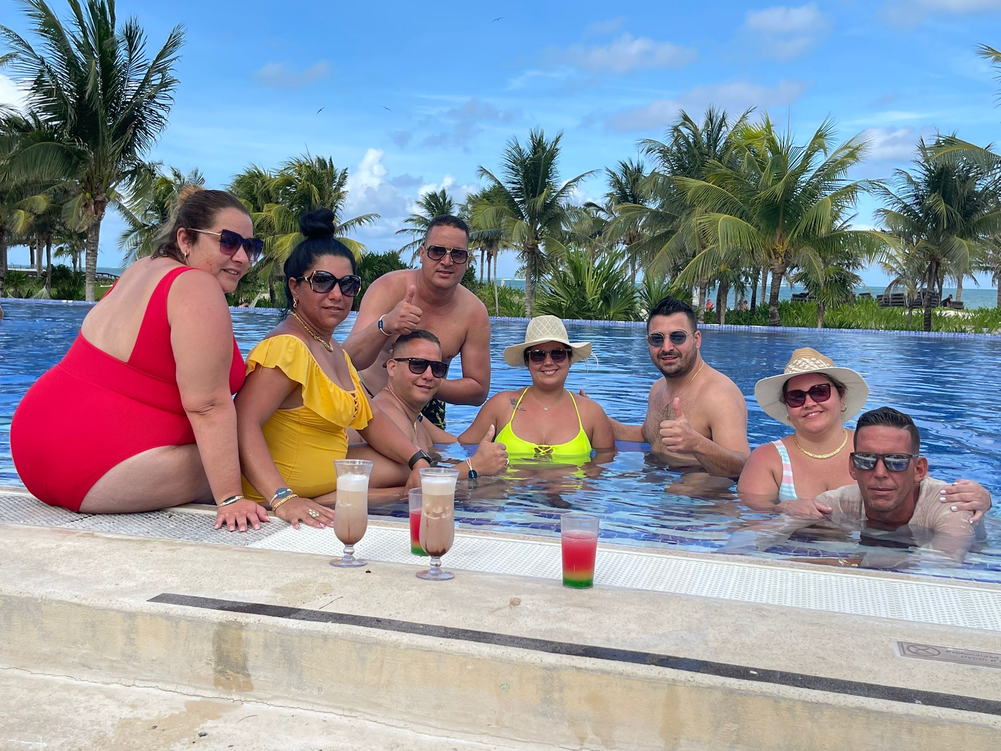 Carlos Armando Cabrera con una familia seguidora de Periódico Cubano en Cancun