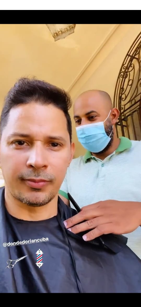 Leoni Torres visita a su estilista