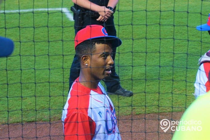 El pelotero cubano Andy Rodríguez se prepara para jugar en Estados Unidos