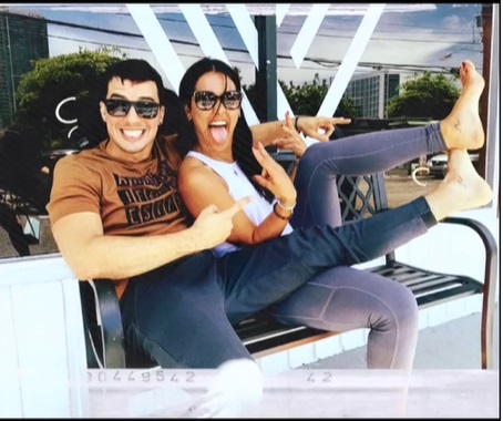 Camila Arteche y su amigo se tatuan