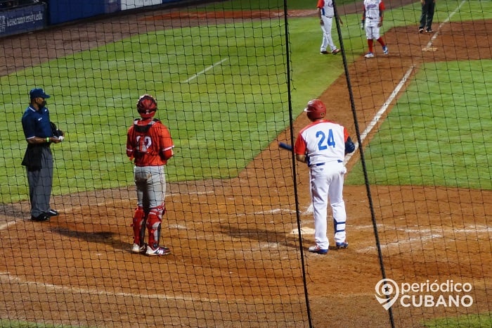 Frederich Cepeda critica a la joven cubana que saltó al terreno de juego con un cartel