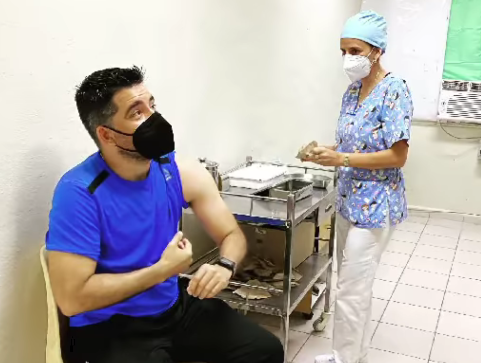 Luis Silva y los integrantes de Vivir del Cuento se vacunan con Abdala