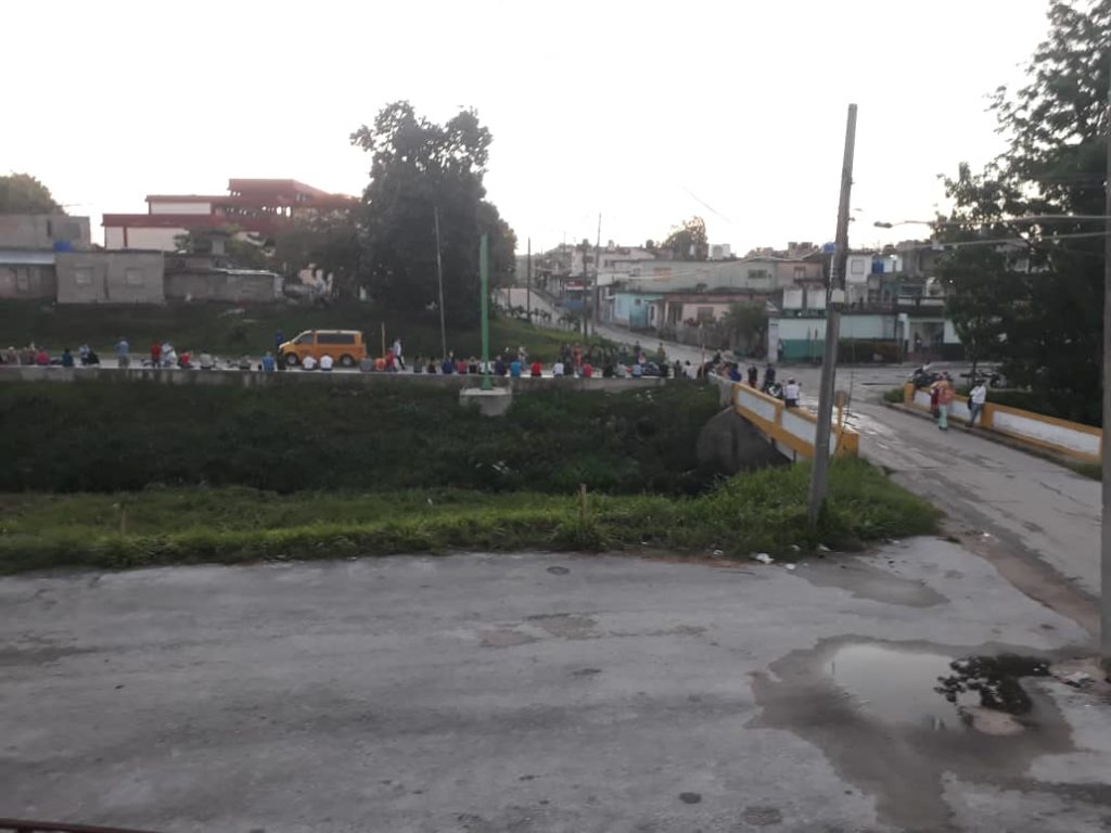 Nueva forma de compra en tiendas de MLC genera enormes colas en Santa Clara