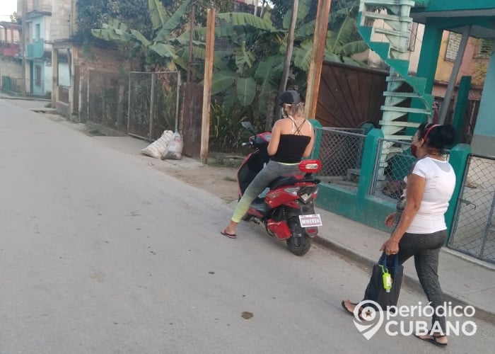 Santiago de Cuba: Autorizan a llevar pasajeros en motos para aliviar las colas