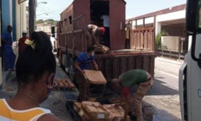 Botan cajas de pollo en mal estado.