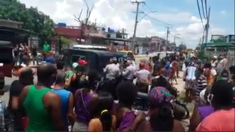 policia reprime en cuba cola del pollo