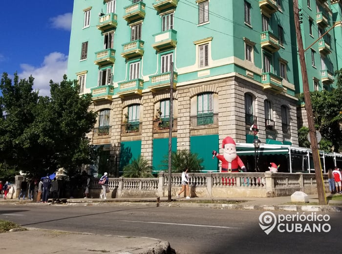 santa claus en edificio de la habana