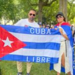 Aly Sánchez y su esposo en protestas en Washington