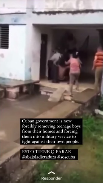 Captura de video donde policías sacan a joven de su casa. (Jerai Nomir-Facebook).