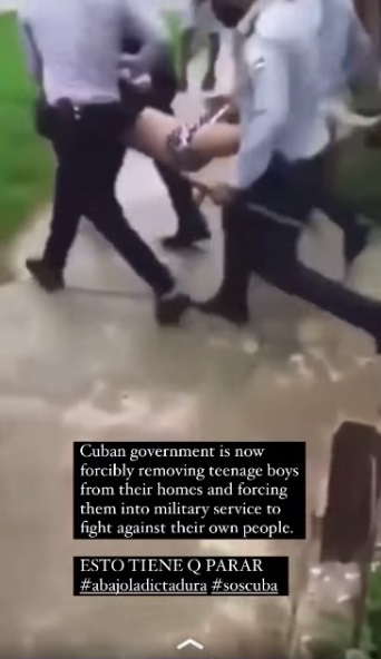 Captura de video donde policías sacan a joven de su casa. (Jerai Nomir-Facebook).