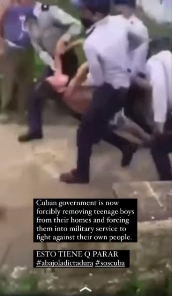 Captura de video donde policías sacan a joven de su casa. (Jerai Nomir-Facebook).