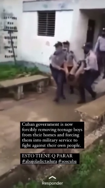 Captura de video donde policías sacan a joven de su casa. (Jerai Nomir-Facebook).