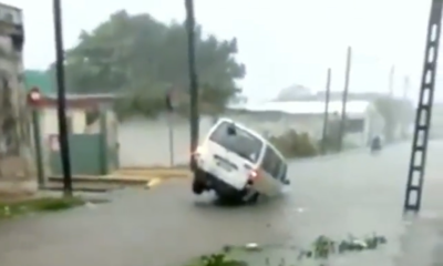 Carro se hunde en un bache