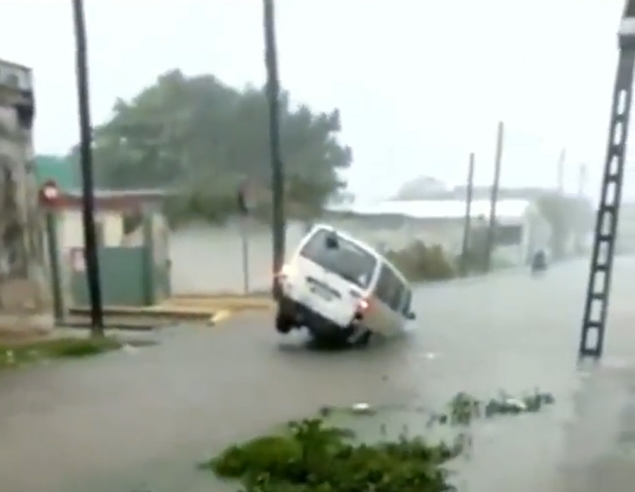 Carro se hunde en un bache