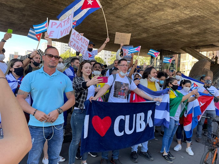 Cubanos en el Vaticano y Brasil apoyan las protestas en la Isla