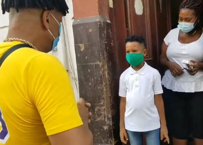 Entregan obsequio monetario al niño cubano que se hizo viral cantando "Amor Eterno" de Juan Gabriel