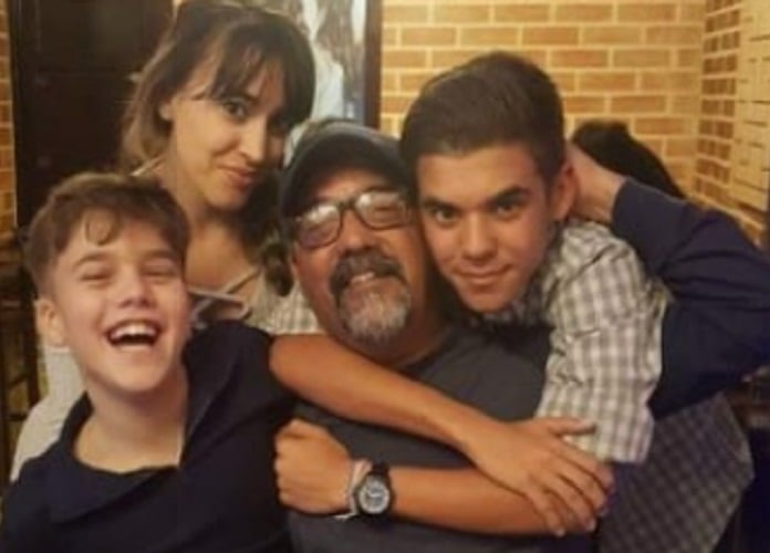 Otto Ortiz junto a su familia