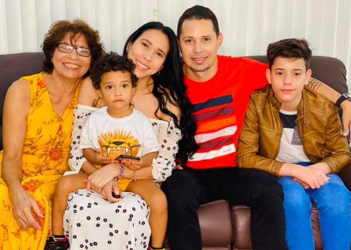 Yuliet Cruz y Leoni Torres junto a su bella familia