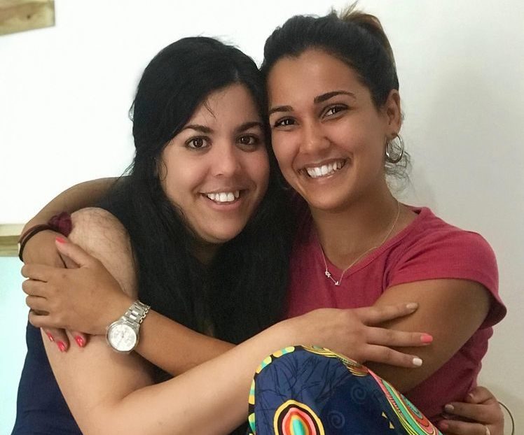 Camila Arteche y su hermana