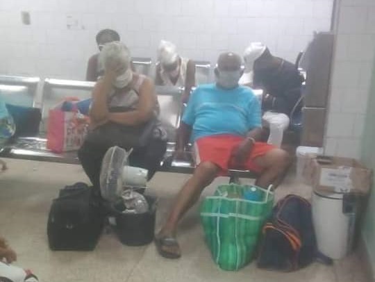 Anciano en Santiago de Cuba fallece luego de esperar 20 horas por una cama de hospital