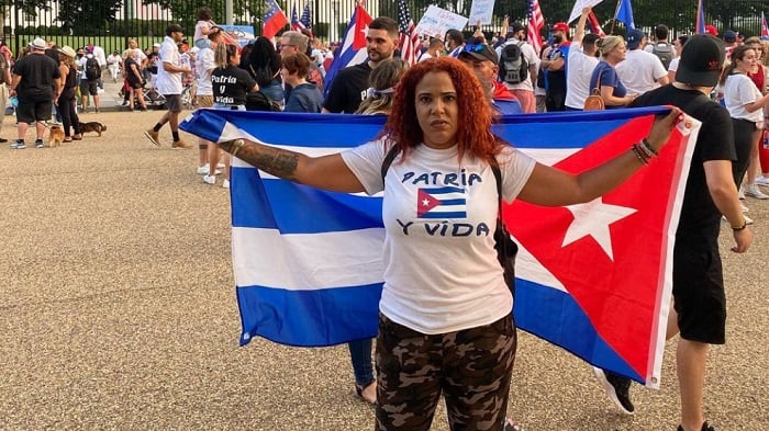 Cuquita la Mora protesta frente a la Casa Blanca