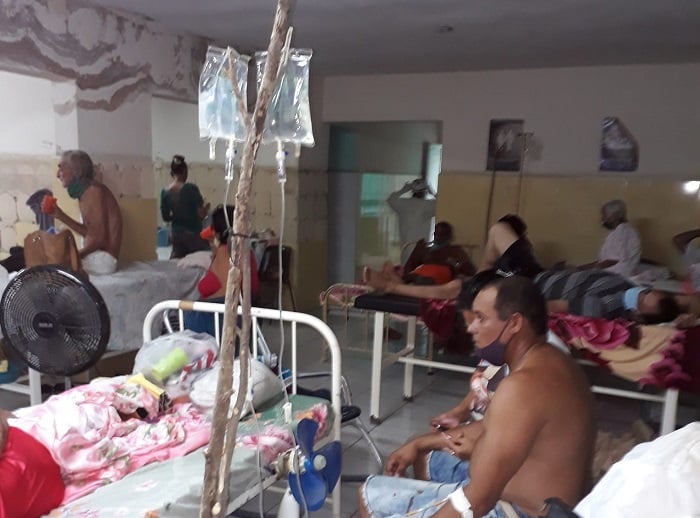 En un hospital de Holguín utilizan palos para colgar las bolsas de suero