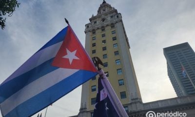 Piden a Biden que ofrezca un mensaje frente a la Torre de la Libertad en Miami