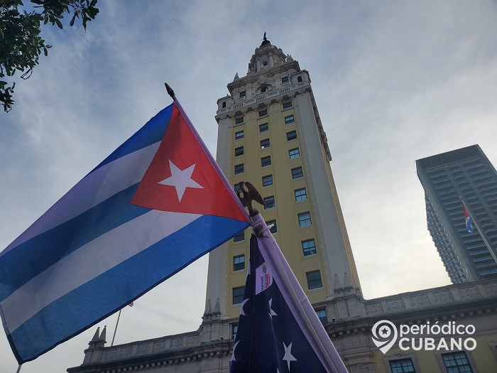 Piden a Biden que ofrezca un mensaje frente a la Torre de la Libertad en Miami