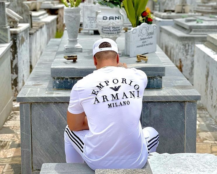 Yomil visita la tumba de El Dany