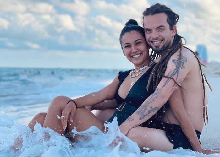 Camila Arteche y Néstor Jiménez Jr. pasan un día de amor en la playa