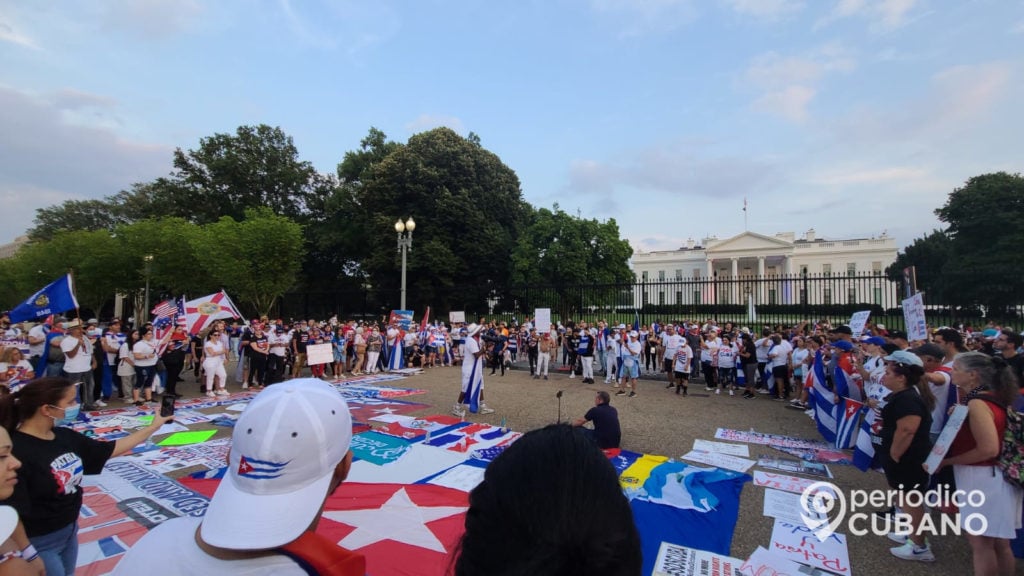 cubanos frente a la casa blanca (7)