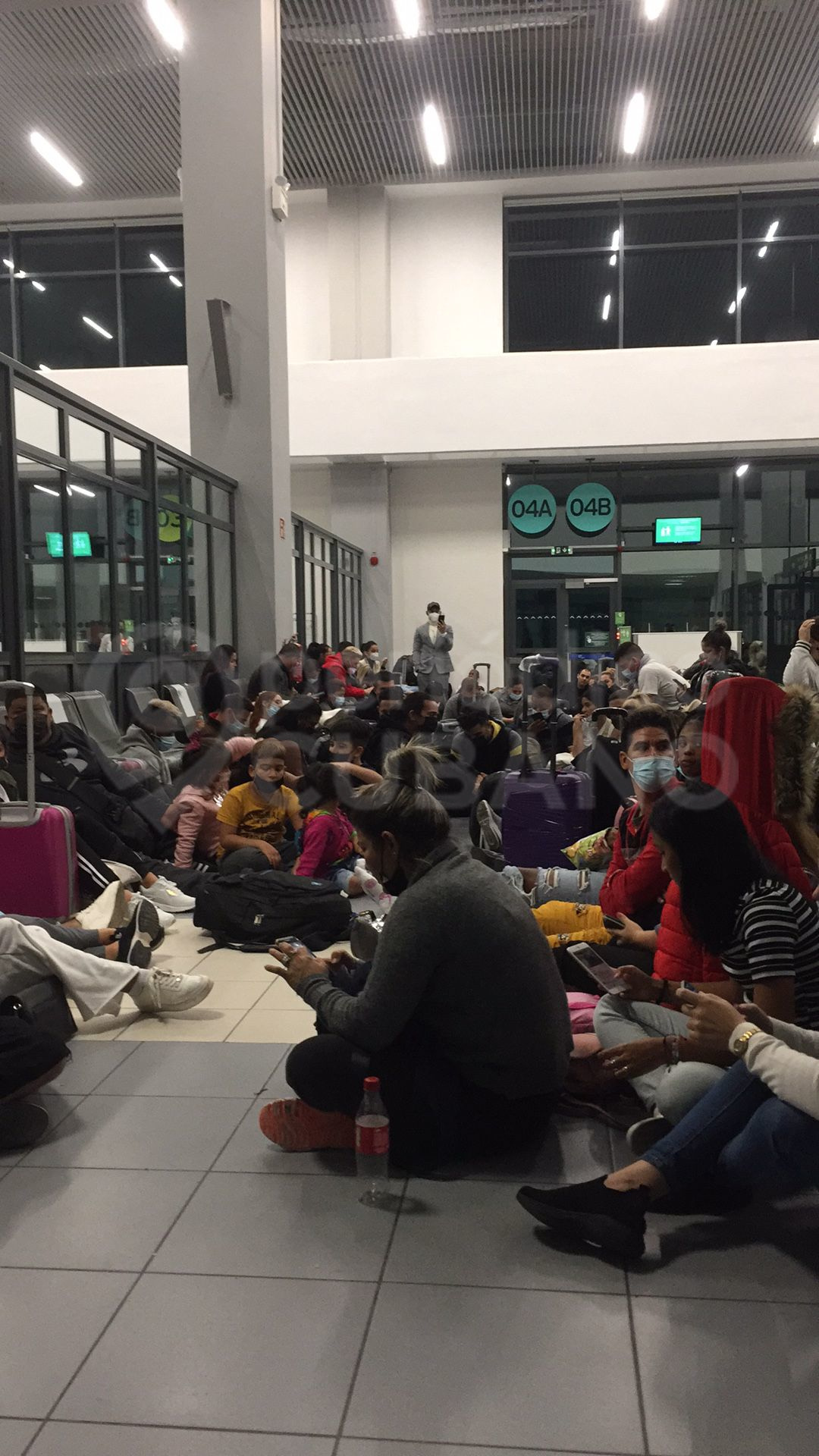 cubanos retenidos en aeropuerto de grecia (3)