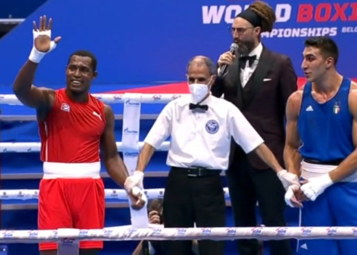 Boxeador Julio César La Cruz consigue el tercer oro para Cuba con su quinto título mundial