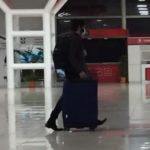 Yunior García Aguilera en el Aeropuerto Internacional José Martí a su salida de Cuba. (Fotos publicadas por Humberto López periodista oficialista en su perfil de Facebook)