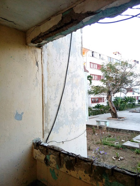 Cubana con miedo ante un posible derrumbe la escalera de mi edificio se está cayendo