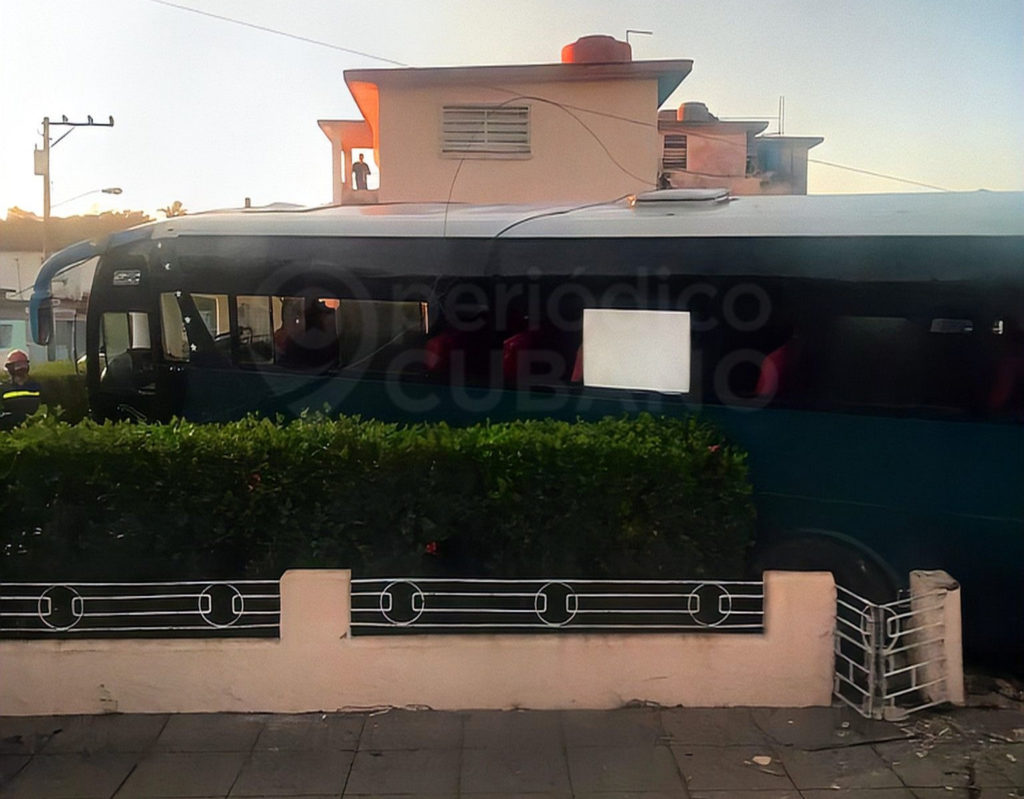 Guagua se impacta contra una casa en Matanzas que seria de Esteban Lazo (1)